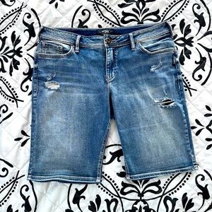 Silver Jeans Co. Suki Bermuda shorts size 32 / 9” cuffed 11” un-cuffed length